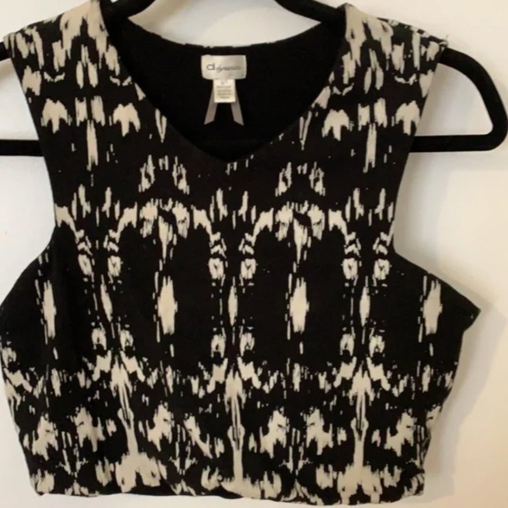 Dynamite Patterned Crop Top - Picture 2 of 3
